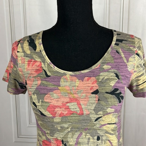 Floral top 🖤 - Picture 2 of 11